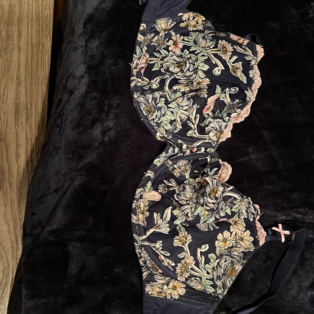 Used once. Definitely too small. Details are gorgeous also some bling in middle.